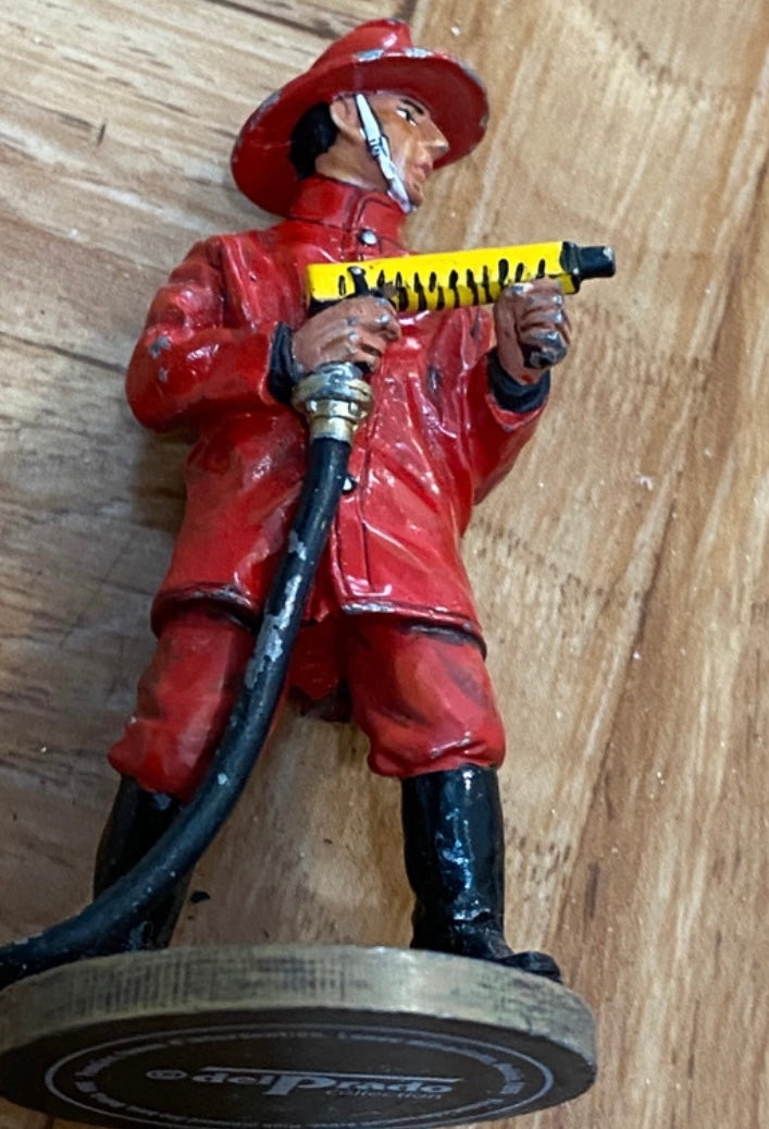Figurine ancienne en plomb Delprado Pompier tenue d’intervention lance mitraillette Bolivie 1990
