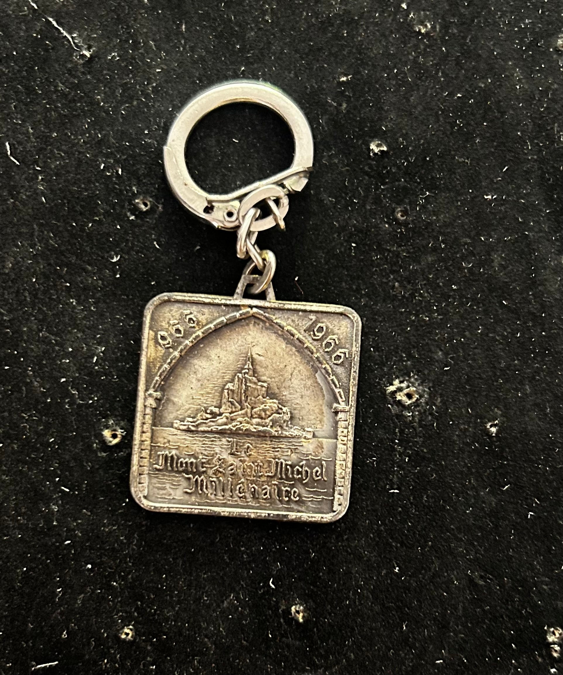 Porte clefs ancien Le mont saint Michel en métal 1966. Biscottes toasts Magdeleine