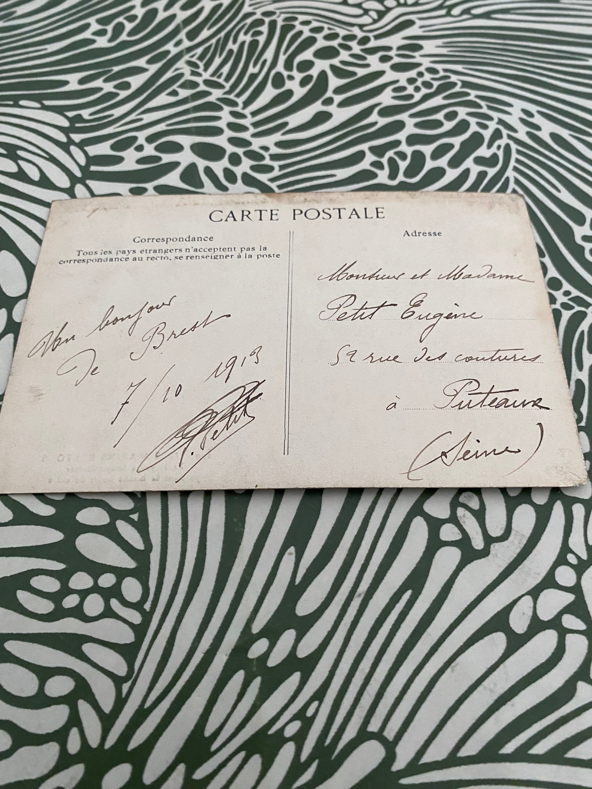 Carte postale ancienne Nos Marins Bretons. Trois vieux loups de mer prenant la bonne bolée de cidre