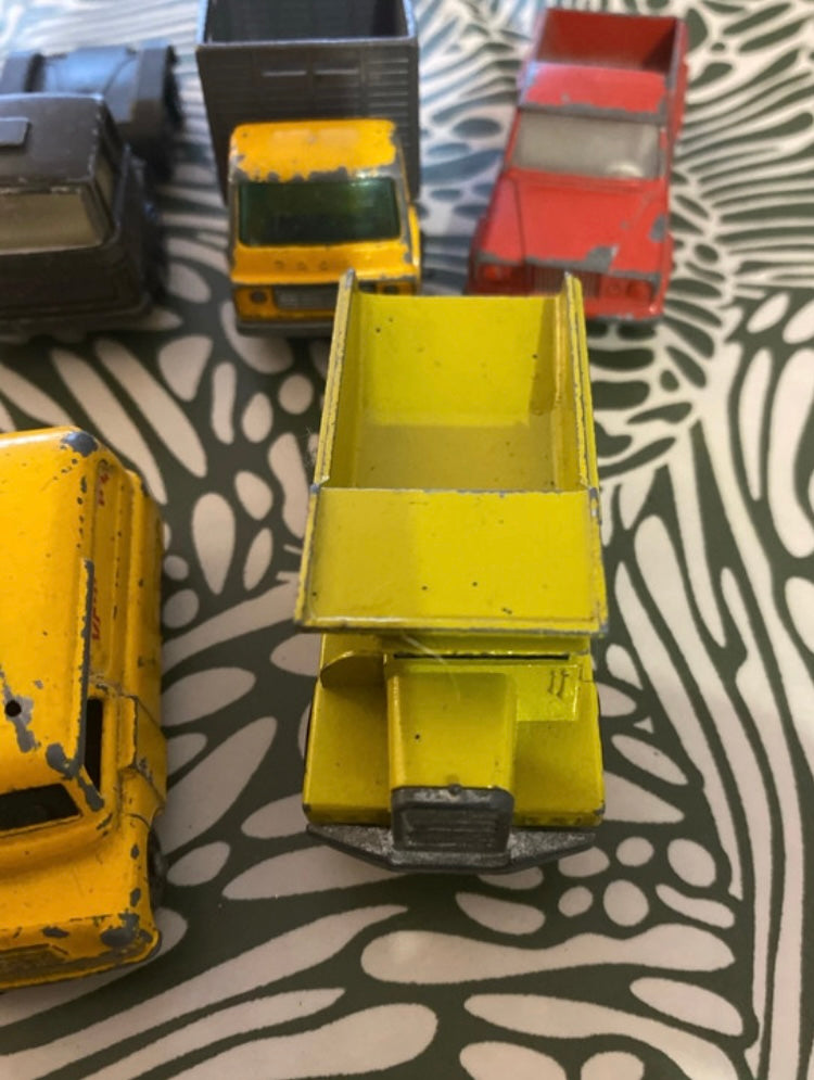 Voitures camions fourgons anciens. En métal plastique Lot de 6