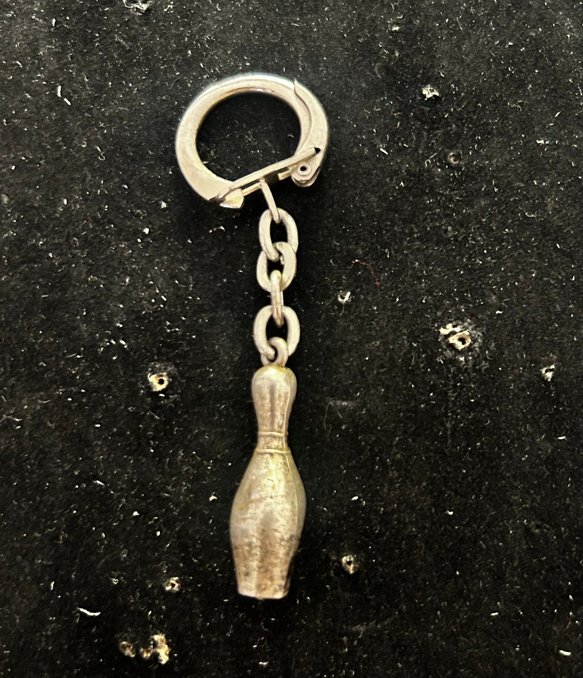 Porte clefs ancien en métal quille de bowling