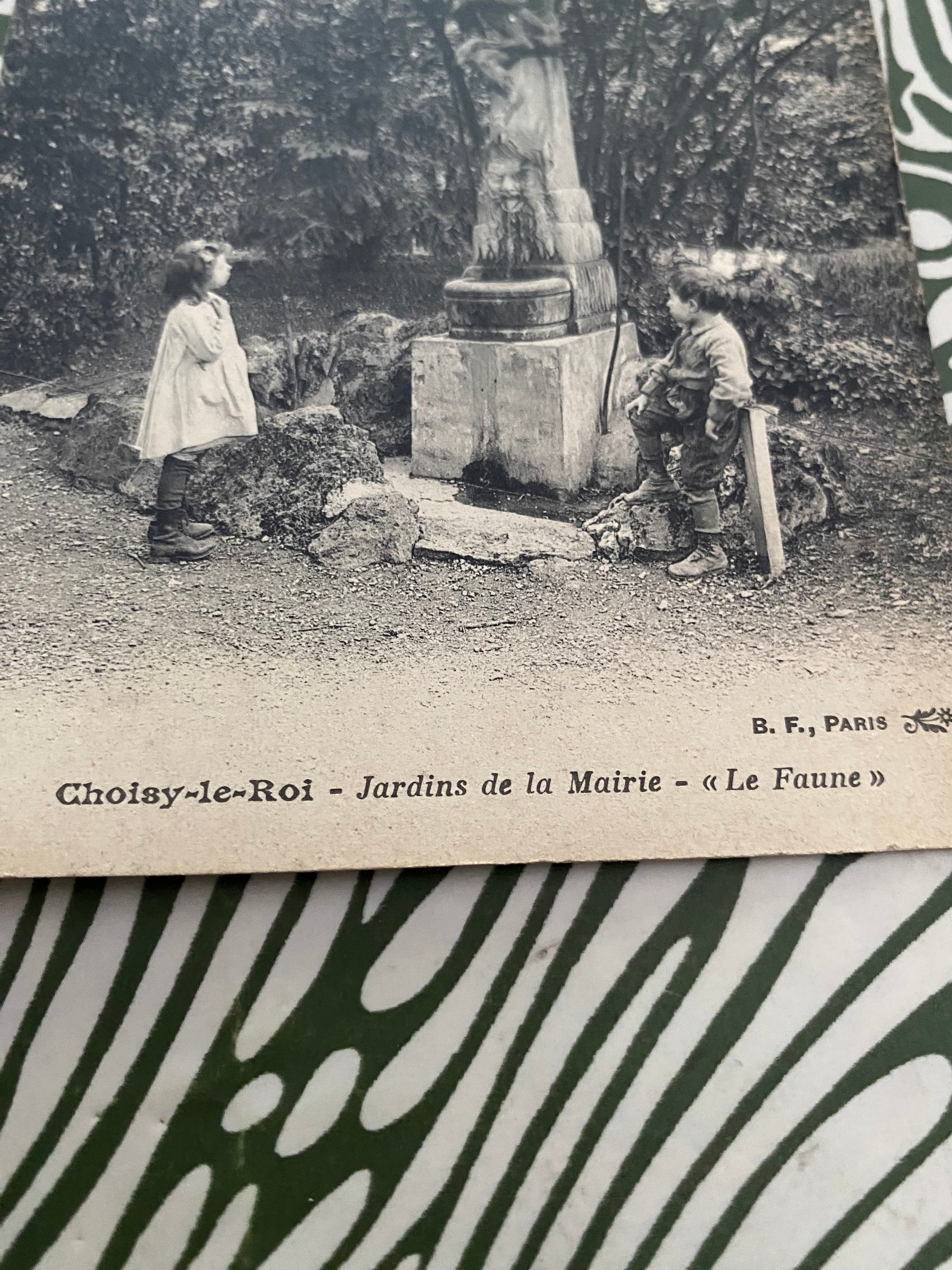 Carte postale ancienne Choisy-le-Roi. Jardin de la mairie