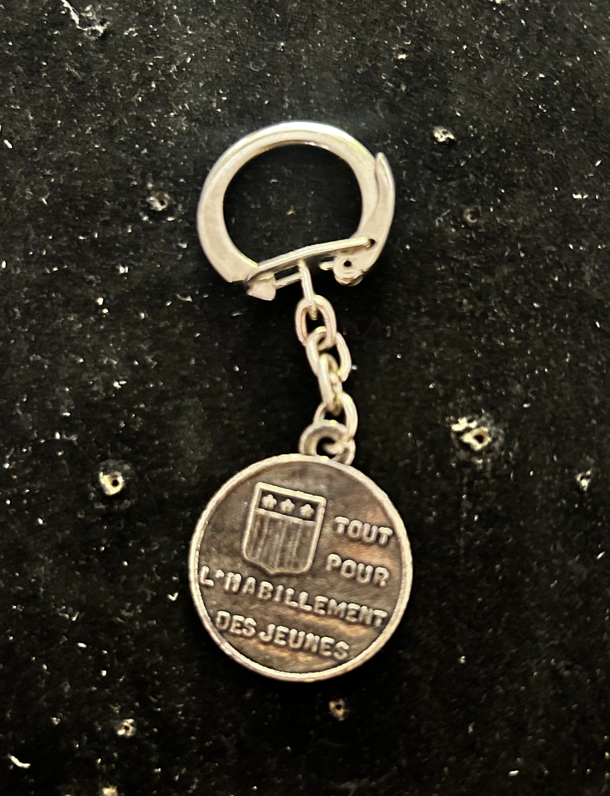 Porte clefs ancien One dollar Manby. Tout pour l’habillement des jeunes. En métal