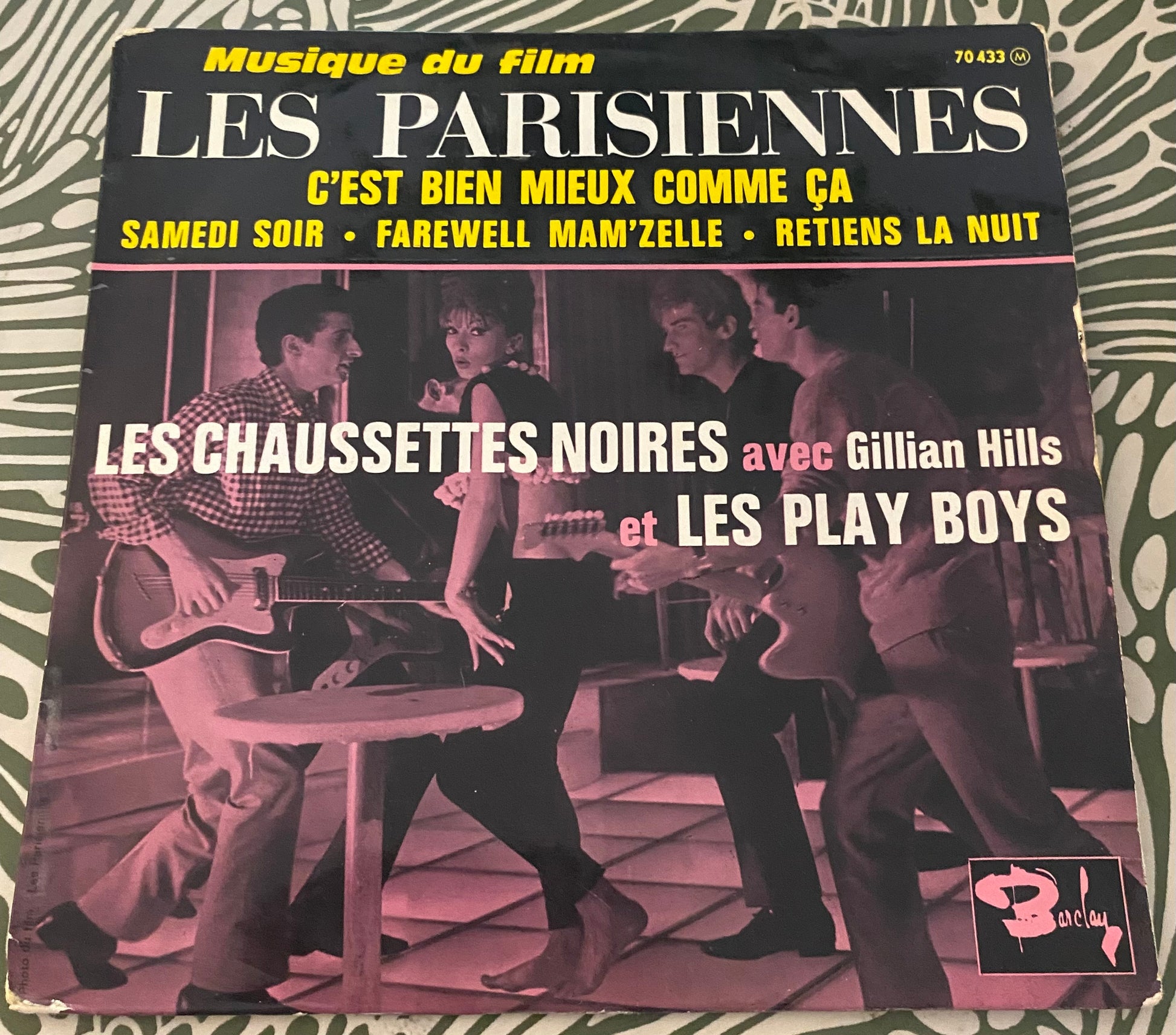 Disque vinyle 45 tours musique du film les parisiennes. C’est bien mieux comme ça