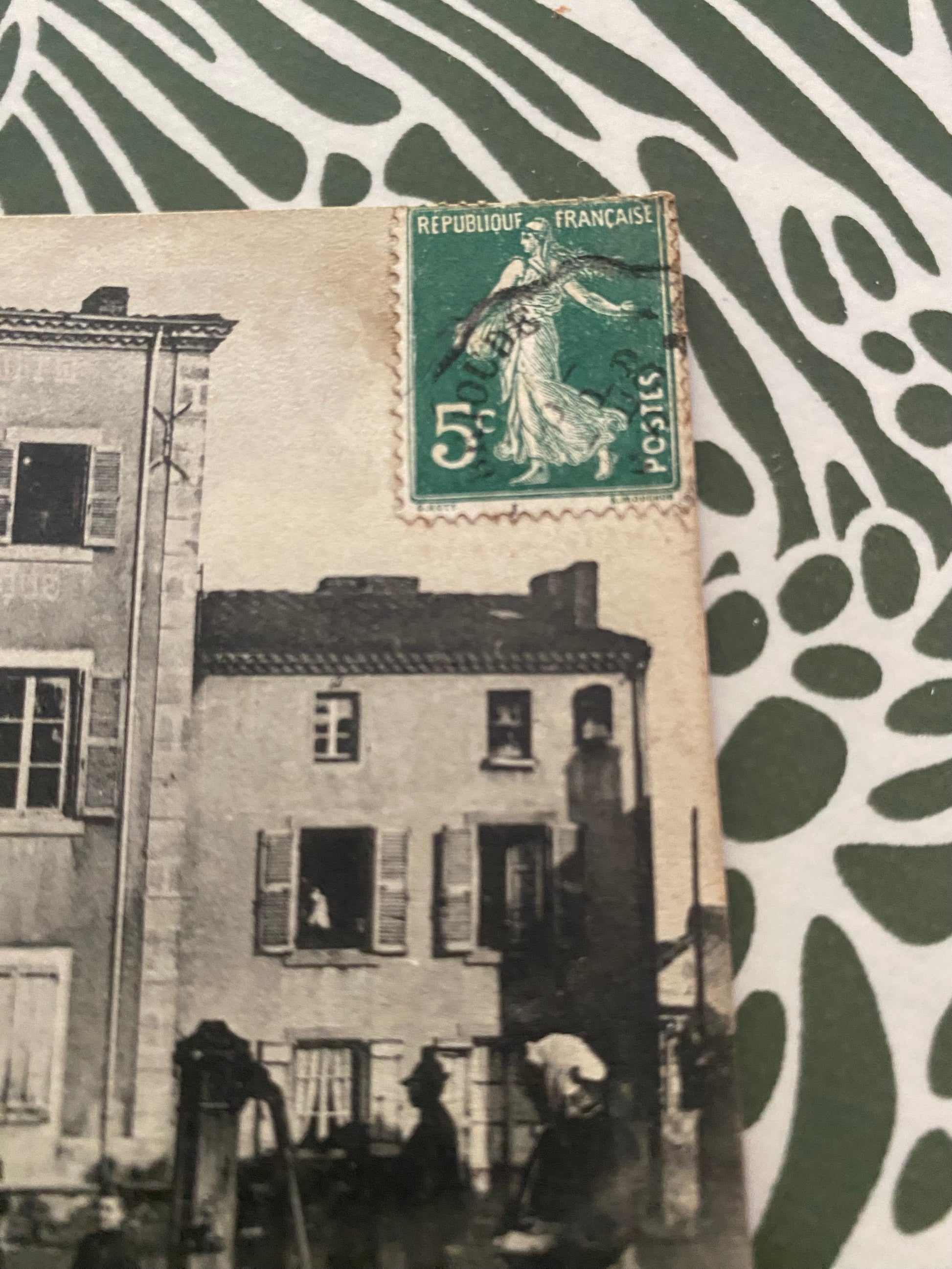 Carte postale ancienne Lempdes haute LOIRE. Place de la mairie et écoles des garçons