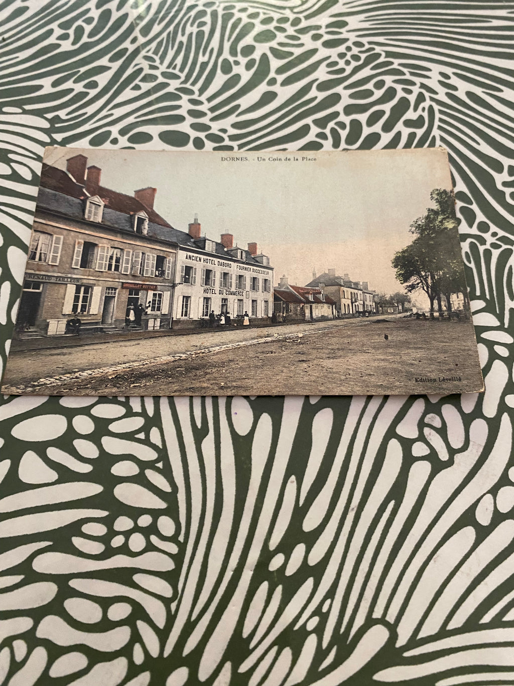 Carte postale ancienne Dornes. Un coin de la Place.