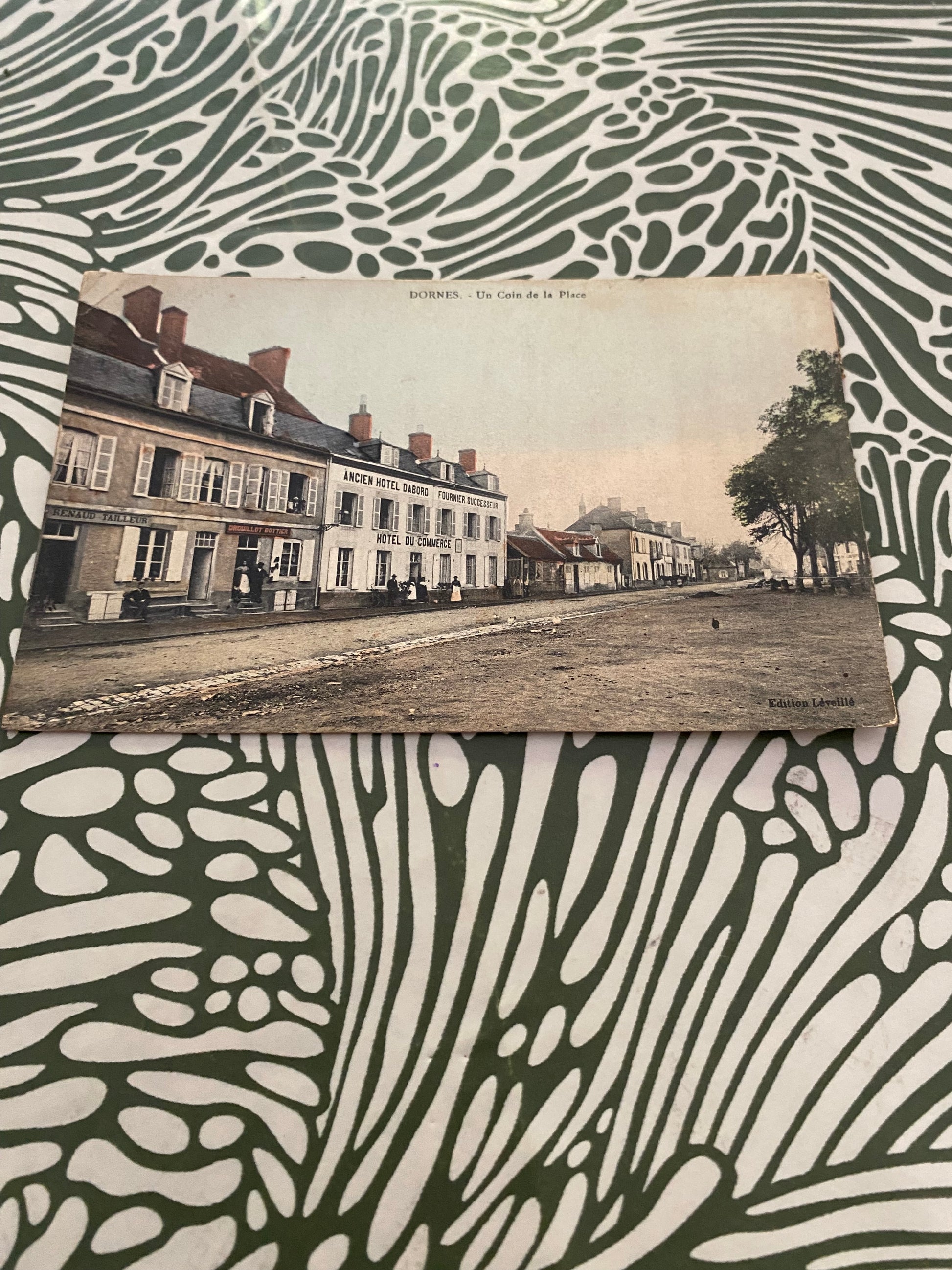 Carte postale ancienne Dornes. Un coin de la Place.