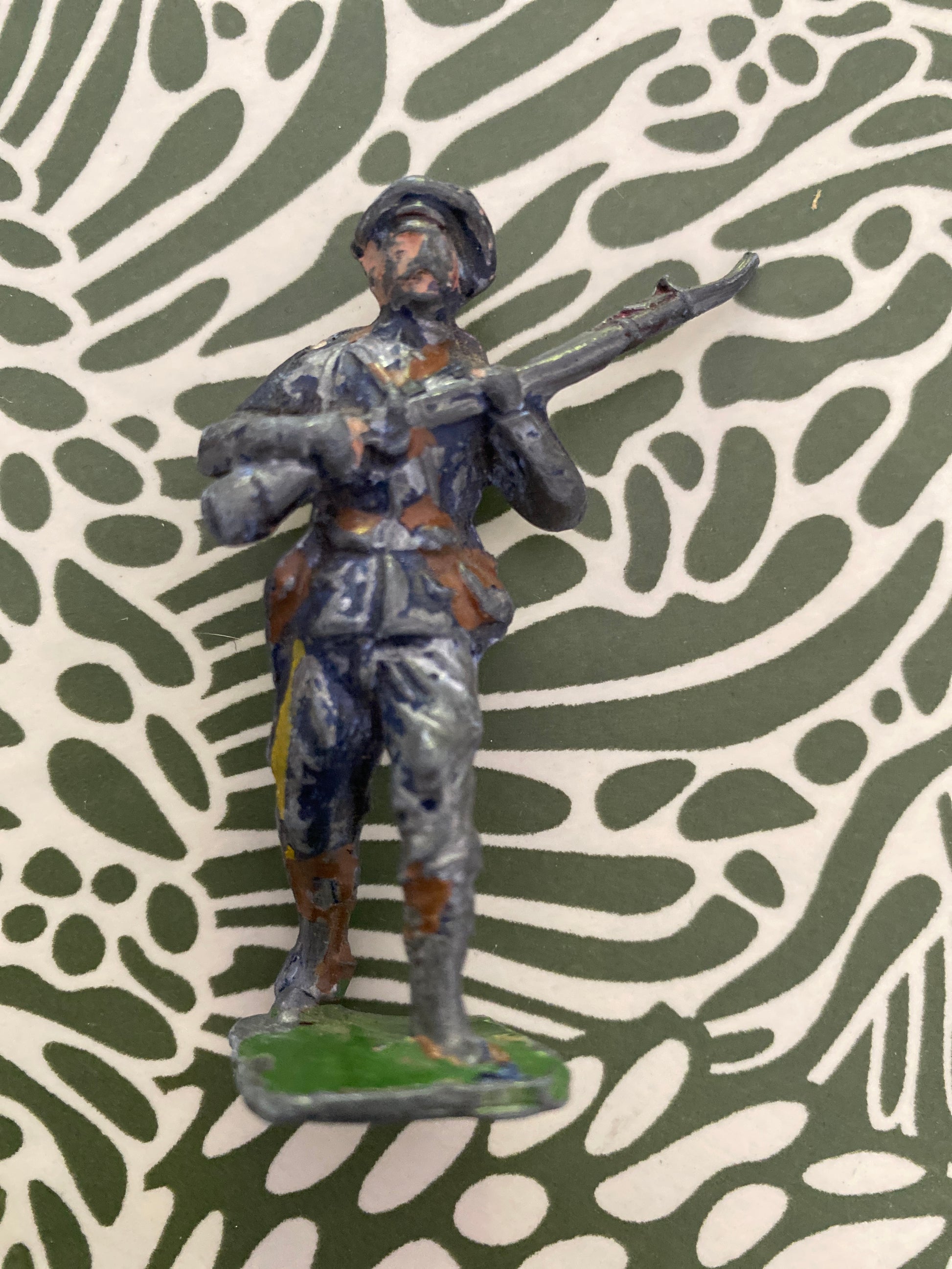 Figurine ancienne soldat en plomb marque X R. Made in France. Hauteur 6 cm