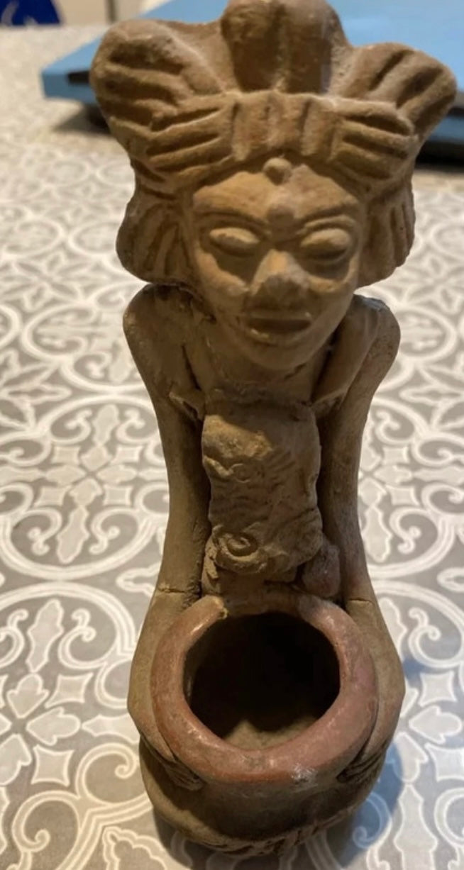 Sculpture artefact avec petit récipient précolombien aztèque en terre cuite