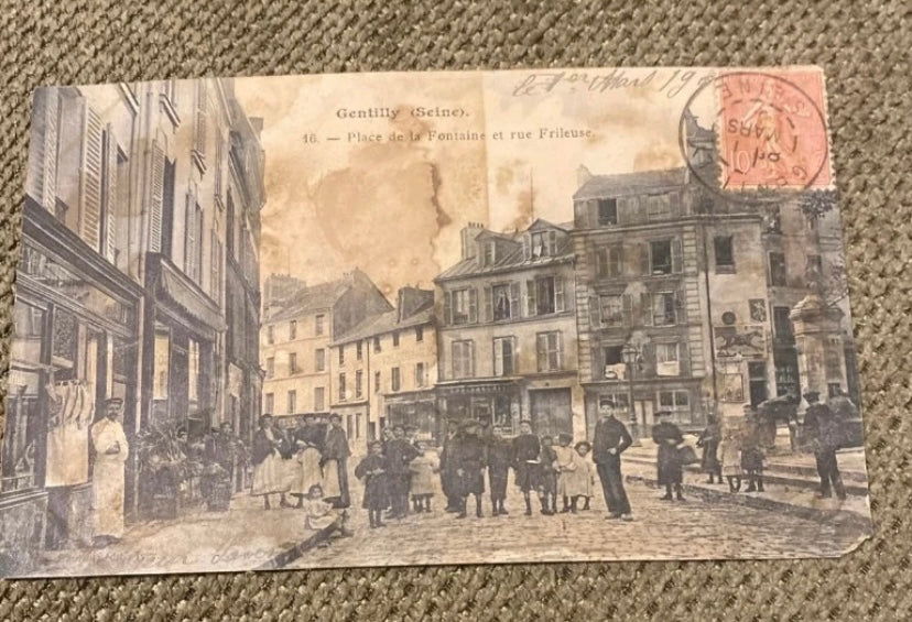 Carte postale ancienne Gentilly. Place de la fontaine. 1905