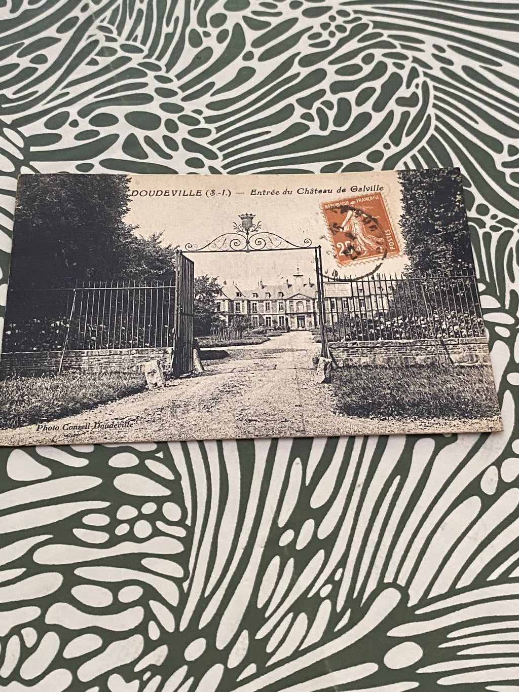Carte postale ancienne Doudeville. Entrée du château de Galville.